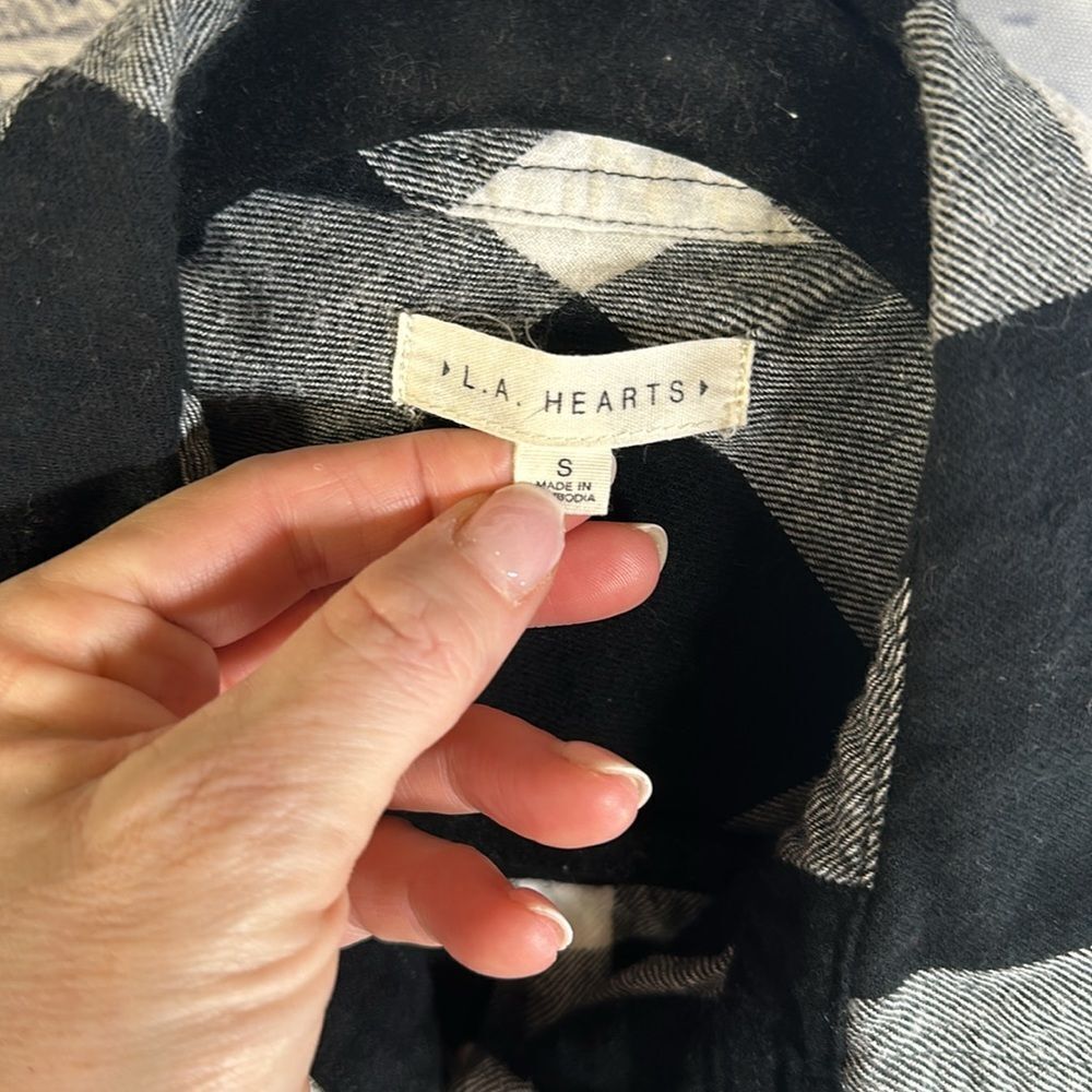 ✨ LA Hearts Black-and-White Flannel Button-Up Shirt - Size Small - Picture 2 of 3